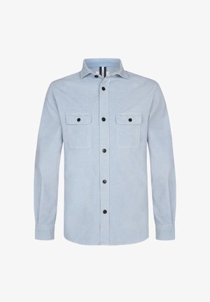 Camicia a maniche lunghe azzurra chiara realizzata in tessuto morbido, con due tasche sul petto, bottoni neri e colletto con bottoni.