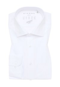 Witte ETERNA slim fit shirt met een klassieke kraag, kreukvrije stof en knoopsluiting aan de mouwen. Soepele textuur met een nette afwerking.