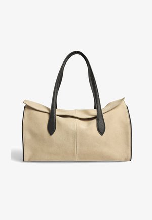Beige ruskinds tote bag med sorte læderdetaljer, struktureret form og dobbelt håndtag. Har en foldet åbning øverst.