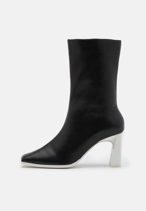 Menbur Botas de tacón - schwarz