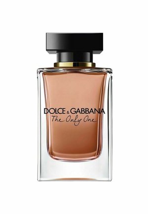 Bouteille de parfum en verre de forme rectangulaire, liquide ambré, bouchon carré noir et accents dorés, avec une étiquette en texte cursif noir.