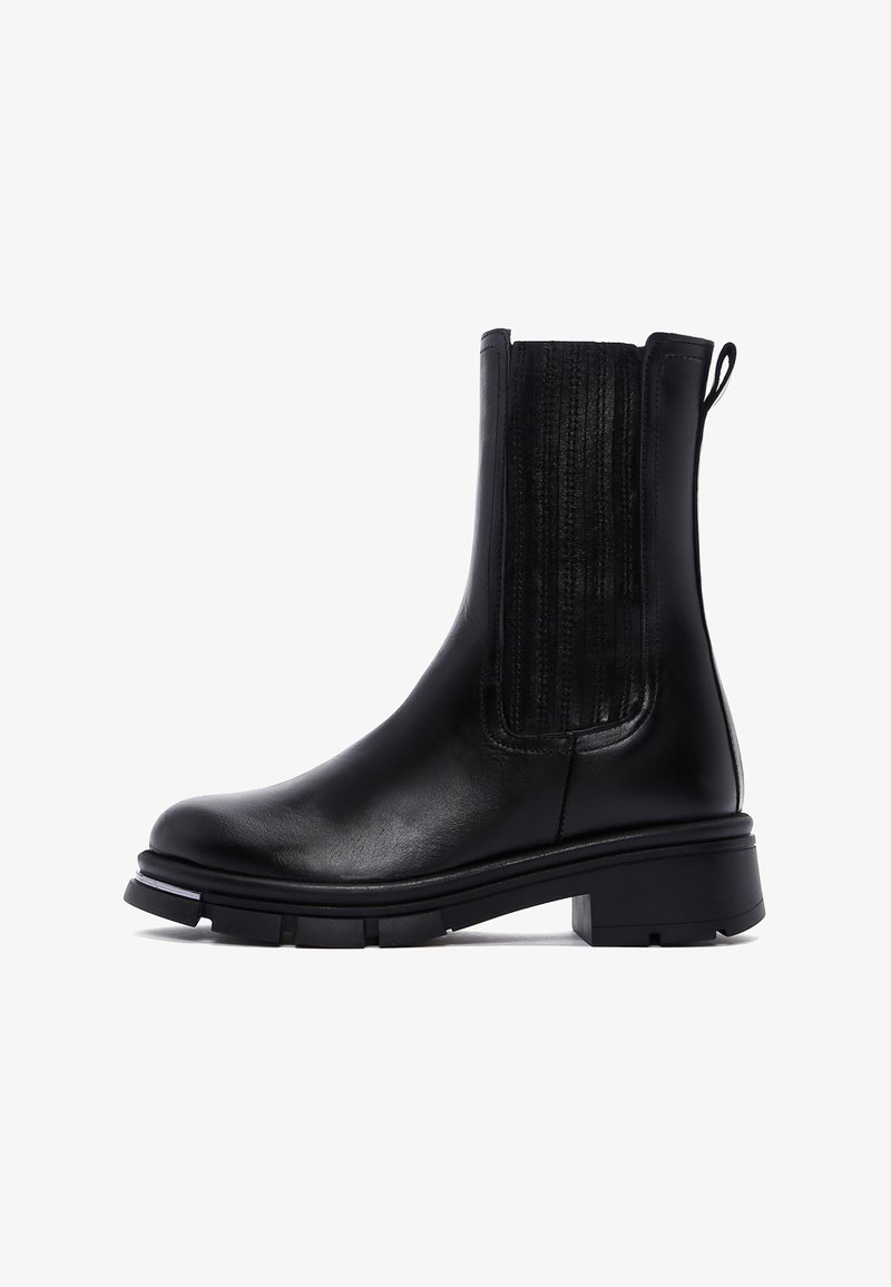 Botas de tobillo de cuero negro con paneles laterales elásticos, un acento texturizado a lo largo de los lados y un robusto tacón cuadrado con una suela resistente.