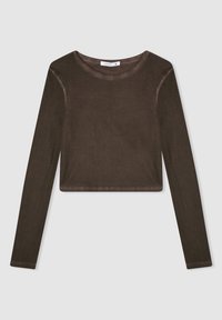 Brązowy krótki top z długim rękawem wykonany z miękkiego materiału o gładkiej fakturze i okrągłym dekolcie. Prosty design bez widocznych wzorów lub akcentów.