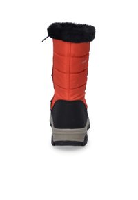 Roter Winterstiefel mit gestepptem Obermaterial und schwarzem Kunstfellkragen. Verfügt über eine schwarze Gummisohle und eine graue Zwischensohle für Traktion und Unterstützung.