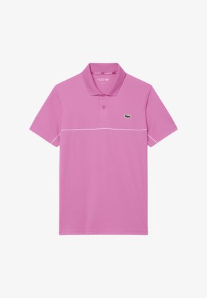 Rosa Polo-Shirt mit kurzen Ärmeln, Kragen, Knopfleiste mit zwei Knöpfen, dünnem weißen horizontalen Streifen und grünem Lacoste-Krokodil-Logo auf der Brust.