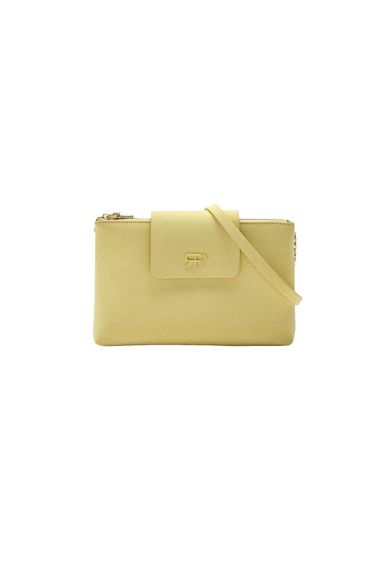 Żółta skórzana kopertówka o gładkiej fakturze, z klapką i odpinanym paskiem. Wyraźnie widoczne wytłoczone logo na przodzie.