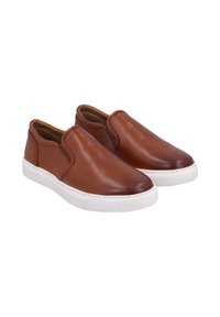 Braune Leder-Slipper mit glatter Oberfläche, elastischen seitlichen Einsätzen und weißer Gummisohle. Runde Zehenform und minimale Nähte.