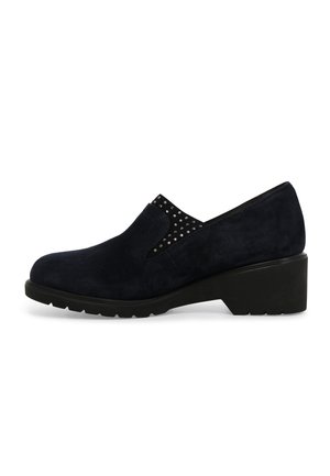 Scarpe slip-on in suede blu navy con tacco basso nero, con un pannello testurizzato e accenti metallici sui lati. Suola in gomma per una migliore aderenza.