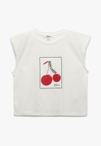 Camiseta sin mangas de algodón blanco con un estampado gráfico de cerezas rojas y el texto "MON CHÉRI" en negro sobre un fondo rectangular.