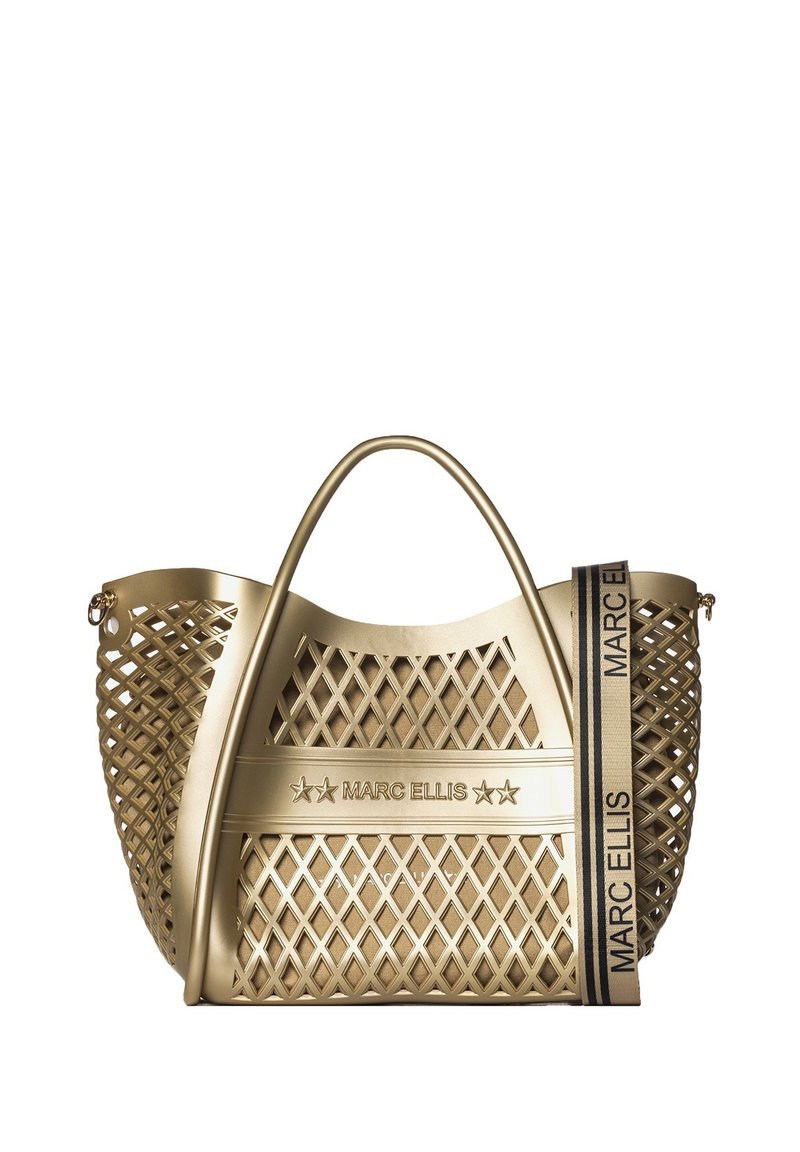 Borsa tote in plastica dorata caratterizzata da un design a rete, manici doppi e una tracolla con accenti neri. Texture notevole e forma moderna.