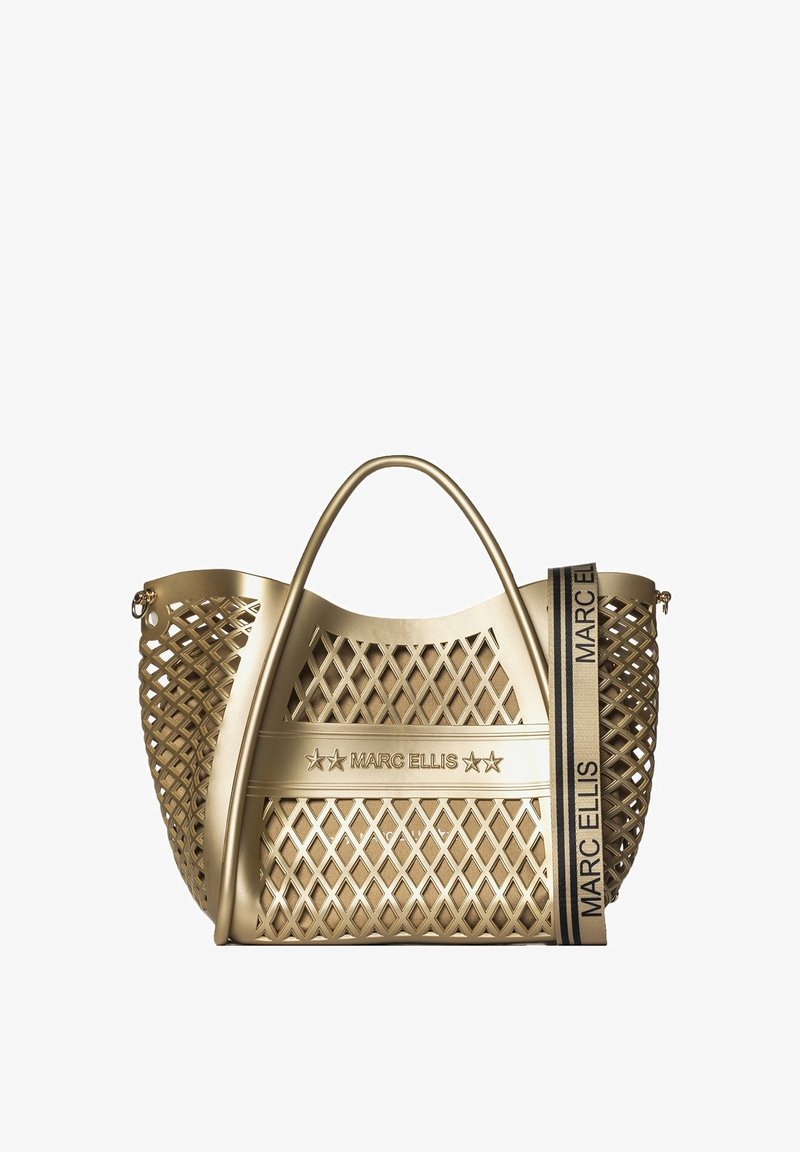 Gouden plastic draagtas met een lattice-design, dubbele handvatten en een merkstrap met zwarte accenten. Opvallende textuur en modern gevormd.