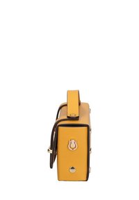 Borsa a mano gialla in pelle con accenti neri, forma rettangolare, manico superiore, chiusura frontale e dettagli in metallo.