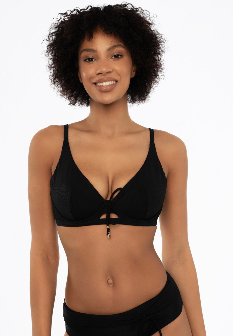 Czarny top bikini o fakturowanym wzorze, z trójkątnymi miseczkami, wiązaniem z przodu, regulowanymi ramiączkami i małym złotym akcentem.