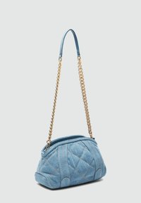 Denim-Handtasche mit gestepptem Muster, hellblauer Farbe, goldener Kettenriemen, runder Form und doppeltem Reißverschluss.
