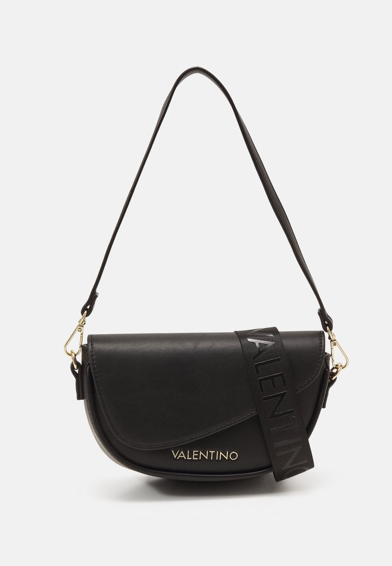 Borsa a tracolla in pelle nera, design semicircolare, chiusura a patta magnetica, accento con logo dorato, tracolla regolabile con marchio VALENTINO.