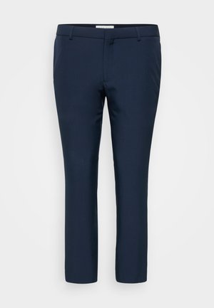 Pantalon bleu marine à coupe ajustée, confectionné dans un tissu lisse, doté d'une ceinture standard et de poches latérales. Aucun motif ou accent visible.