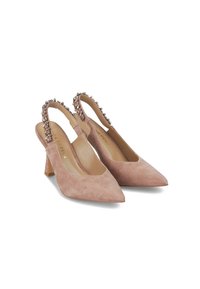 Zapatos de tacón rosa de ante, con puntera en punta y una correa texturizada adornada con acentos metálicos. Tacón bloque para mayor estabilidad.