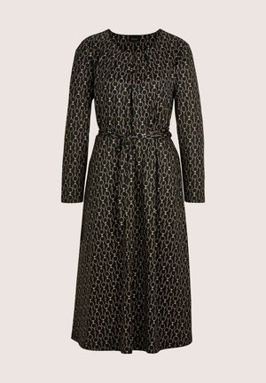 Zwarte midi-jurk met lange mouwen, met een beige kettingpatroon, ronde halslijn en een strikceintuur.