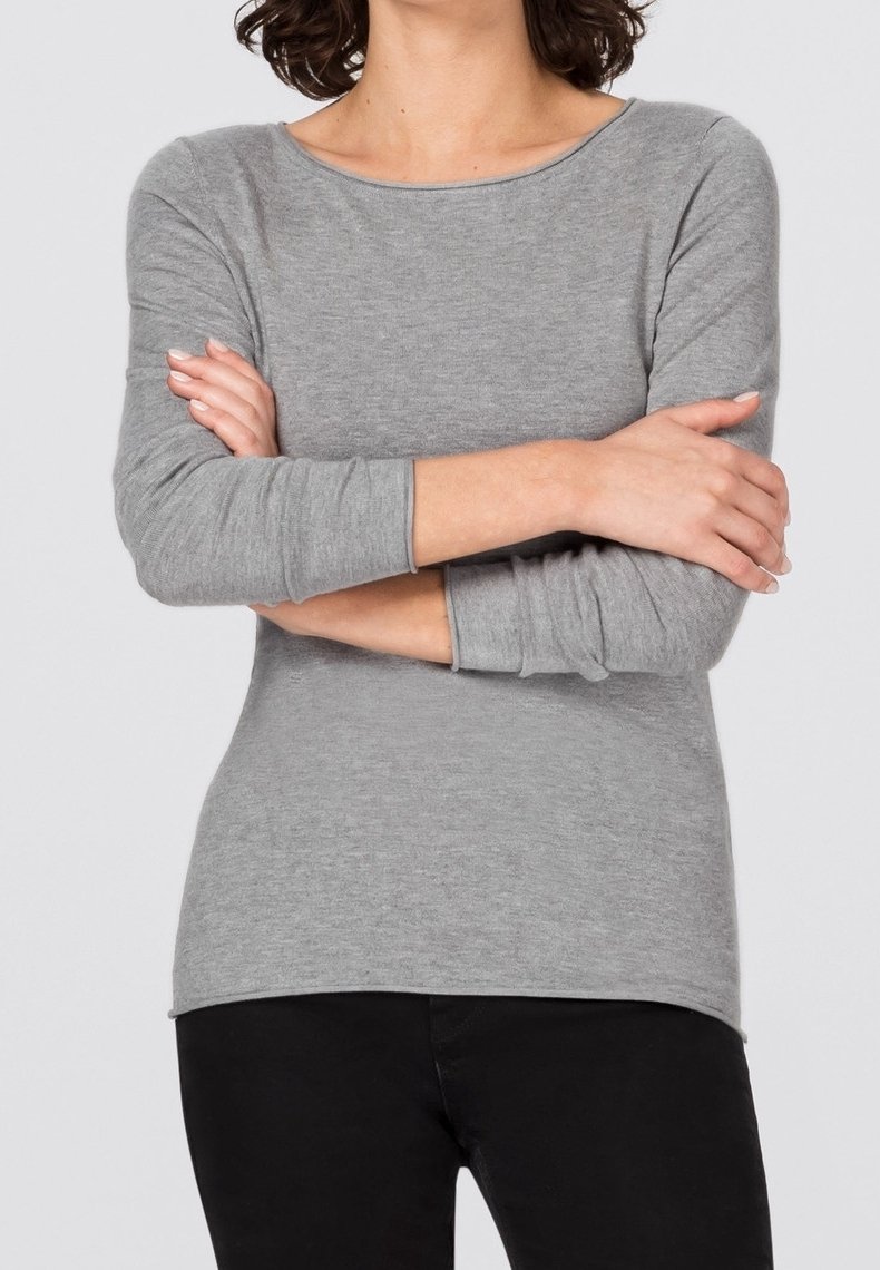 T-shirt à manches longues gris en tissu doux avec un col arrondi et des poignets retroussés, présentant un design ajusté et une texture lisse.