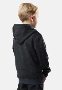 Zwarte capuchontrui met een getextureerd oppervlak, geribbelde manchetten en zoom, met een klein Zweeds vlagaccent aan de zijkant.