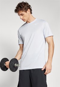 Nike Performance TEE NEW VENEER - Sportska majica - football grey/pure/white