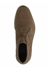 Scarpa in suede marrone con punta rotonda, dotata di lacci e cuciture a contrasto. La fodera interna è scura, contribuendo al design complessivo.