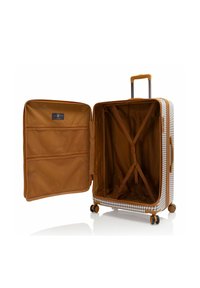 Maleta rígida con patrón de espiga, acentos marrones y un bolsillo interior con cremallera. Presenta correas cruzadas y cuatro ruedas para mayor movilidad.