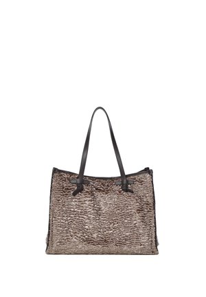 Bolso tote marrón con textura, con asas largas de cuero negro y un exterior de tela suave y peluda.