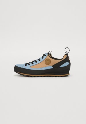 Helleblaue und braune Mehrmaterial-Schuh mit schwarzen Akzenten, strukturiertem Finish, runder Zehenpartie, Schnürsenkeln und einer Schlaufe an der Ferse für einfaches Anziehen.