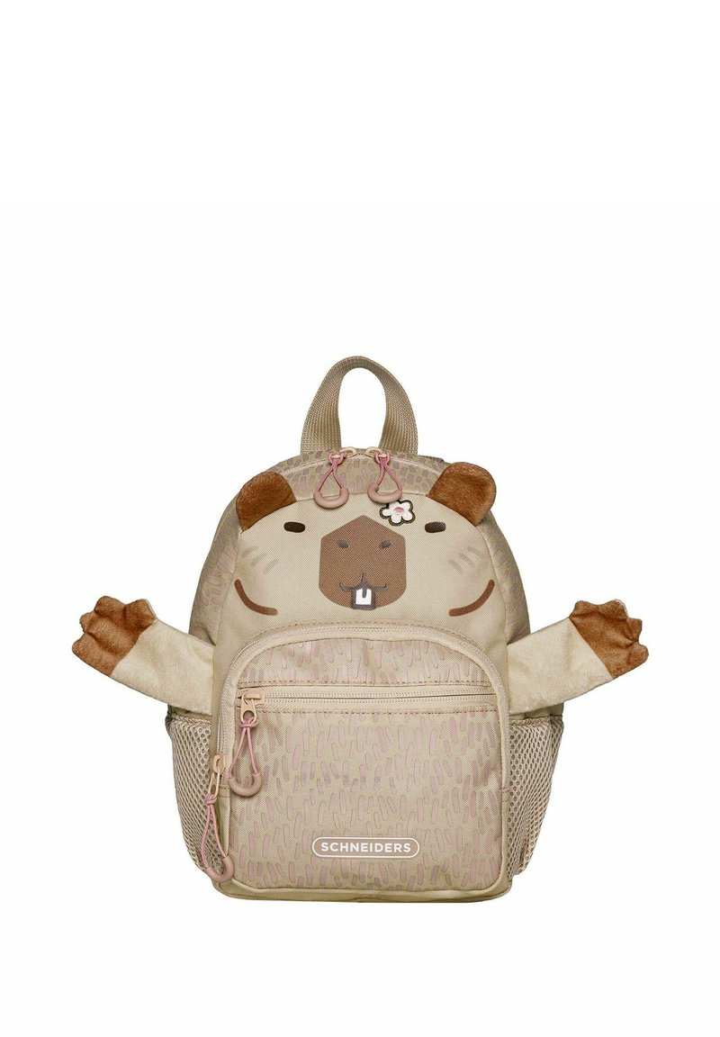 Mochila beige con la cara de un animal de dibujos animados, cuerpo texturizado, detalles suaves en las orejas y patas, bolsillo frontal con cremallera y detalles en color rosa.
