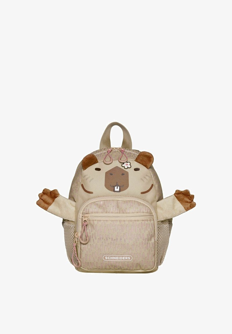 Mochila beige con la cara de un animal de dibujos animados, cuerpo texturizado, detalles suaves en las orejas y patas, bolsillo frontal con cremallera y detalles en color rosa.