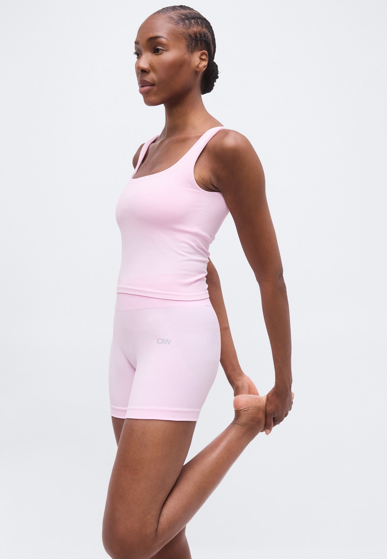 SMOOTH SEAMLESS MIDI SHORTS
