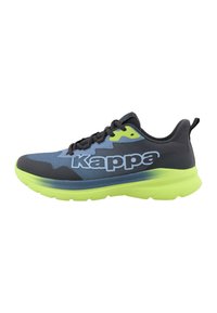 Baskets de sport avec une tige en mesh gris foncé et bleu clair, dotées d'une semelle vert vif et d'un logo imprimé sur le côté. Design à lacets.