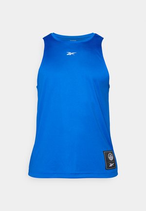 Modrý sportovní top bez rukávů vyrobený z hladkého, prodyšného materiálu. Má kulatý výstřih a černou štítkovou etiketu s logem. Minimalistický design.