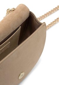 Bolso de ante beige con forma redondeada, herrajes dorados y una correa de cadena. El interior cuenta con un bolsillo y un forro suave.