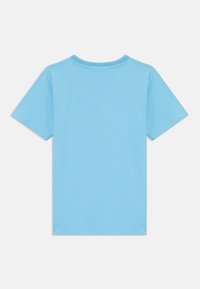 Šviesiai mėlynas trumpas rankovė t-shirt, pagamintas iš minkštos medvilnės. Turi apvalų kaklą ir tiesią kirpimą, be matomų raštų ar papuošimų.