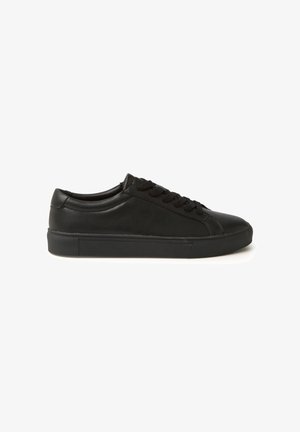 Baskets basses noires en cuir lisse, avec une pointe ronde, une semelle plate noire et des lacets noirs. Design minimaliste sans motifs.