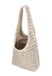 Beżowa torebka o miękkim kształcie, zdobiona okrągłymi srebrnymi ćwiekami rozmieszczonymi na całej powierzchni, z miękkim, podszewkowym wnętrzem.