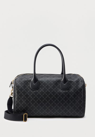 Sac à main noir à motif avec une forme rectangulaire, en cuir et tissu, équipé de deux poignées supérieures, d'une bandoulière amovible et d'une fermeture éclair dorée.