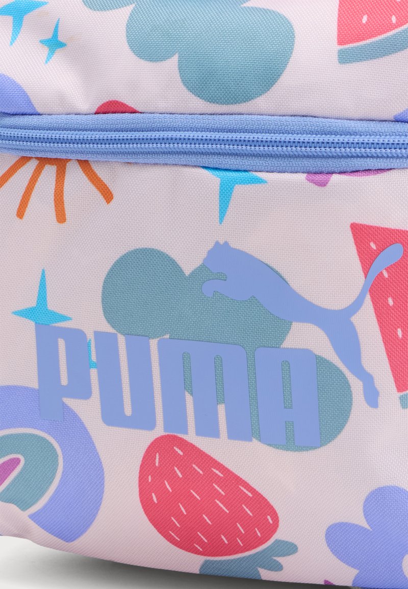 Primer plano de una bolsa rosa pastel con cremallera azul, decorada con formas abstractas coloridas e ilustraciones de fresas rojas, mostrando el logo de Puma en azul claro.