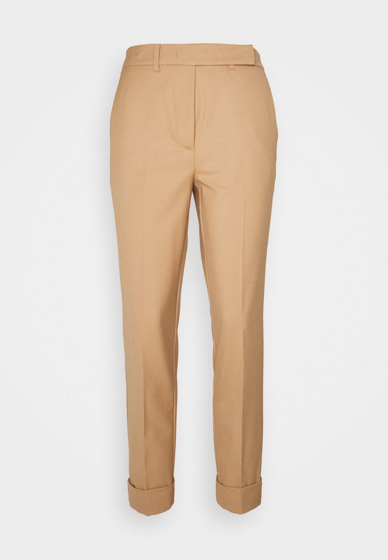 Chinos couleur beige avec une coupe droite, ourlets retroussés, passants pour ceinture et sans poches visibles. Confectionnés dans un tissu doux et lisse.