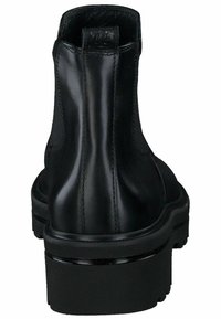 Botín negro de cuero hasta el tobillo con punta redondeada, superficie lisa y una suela de plataforma resistente. Presenta paneles laterales elásticos para ponerlo y quitarlo fácilmente.