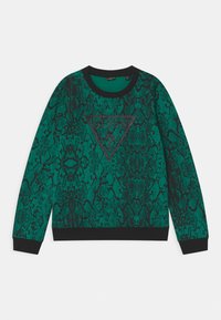 Sudadera verde con estampado de patrón de pitón, con cuello y puños negros. Cuenta con un logo triangular negro en el pecho con detalles texturizados.