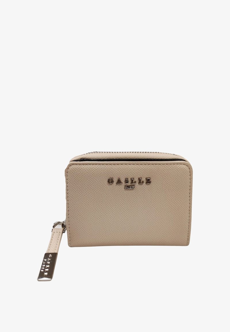 Portafoglio beige texture con chiusura a zip, caratterizzato da un logo metallico e un piccolo tirazip con marchio sul lato.