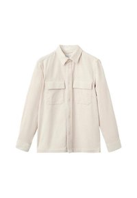 Camisa de pana de color beige claro con mangas largas, cierre frontal con botones, dos bolsillos en el pecho y un cuello clásico. Tejido texturizado con un patrón acanalado.