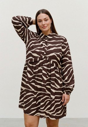Vero Moda Curve, DRESS VMCMADDIE SHORT DRESS - Robe chemise - chocolate torte