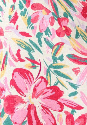 Patrón de tela floral brillante con grandes flores rosas y rojas, hojas verdes y amarillas, y detalles dispersos de pinceladas sobre un fondo claro.