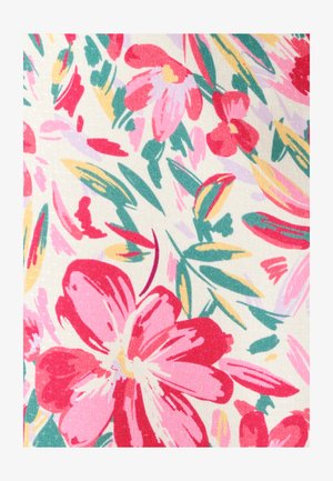 Helles Blumenmuster aus Stoff mit großen rosa und roten Blumen, grünen und gelben Blättern sowie verstreuten Pinselstrich-Details auf hellem Hintergrund.