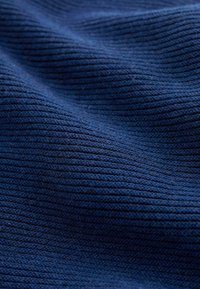 Tessuto a maglia di colore blu navy con una texture a coste, che mostra linee orizzontali e leggere variazioni di profondità sulla superficie.