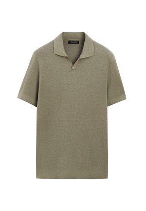 Polo maniche corte verde oliva con colletto aperto e tessuto a maglia fine.